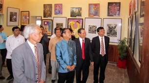 Exhibition highlights Vietnam-Laos traditional relations